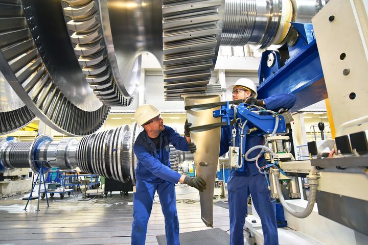 2 Techniker im Maschinenbau montieren eine Gasturbine für die Energiewirtschaft