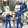 2 Techniker im Maschinenbau montieren eine Gasturbine für die Energiewirtschaft