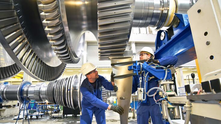 2 Techniker im Maschinenbau montieren eine Gasturbine für die Energiewirtschaft