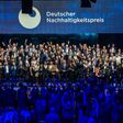 Gruppenfoto aller PreisträgerInnen auf der Bühne beim Deutschen Nachhaltigkeitspreis 2025