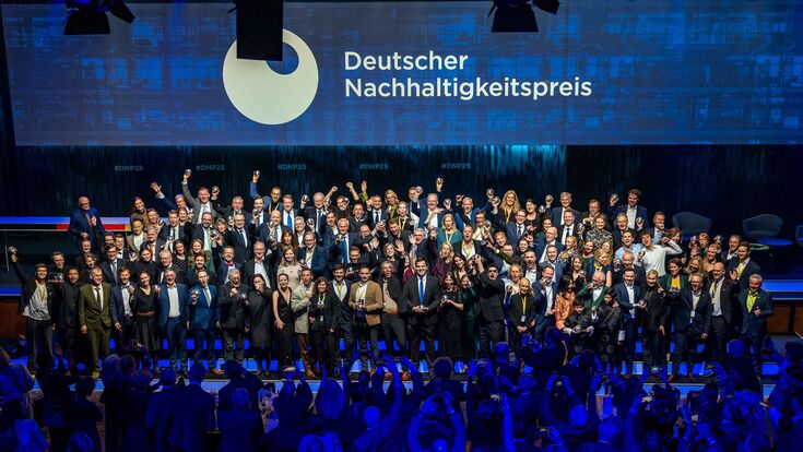 Gruppenfoto aller PreisträgerInnen auf der Bühne beim Deutschen Nachhaltigkeitspreis 2025
