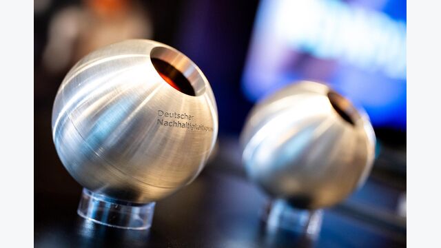 Nahaufnahme auf 2 Trophäen beim Deutschen Nachhaltigkeitspreis