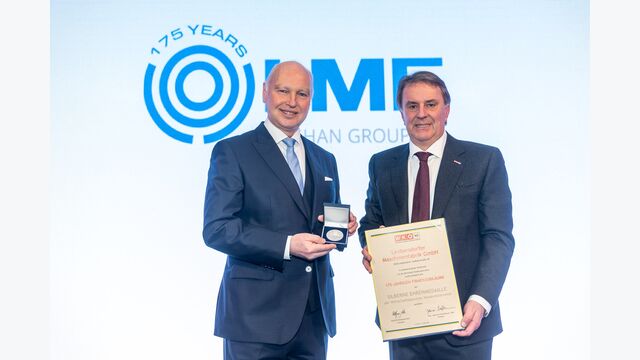 Günther Ognar von der Maschinenfabrik Leobersdorf LMF erhält von WK-NÖ-Präsident Wolfgang Ecker Ehrenurkunde und Ehrenmedaille 2025.