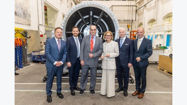 Werksführung in der Leobersdorfer Maschinenfabrik: Gerhard Berger (LMF), David Stibi (LMF), Bruce Biedermann (Kaishan Group), Johanna Mikl-Leitner, Günther Ognar (LMF), Bürgermeister Andreas Ramharter vor einer großen Turbine