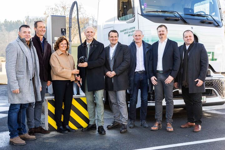 Anton Reicht (Solarel GmbH), Hagen Temmel (Herbert Temmel GmbH), Christa Zengerer (ACstyria), Wirtschaftslandesrat Willibald Ehrenhöfer, Stefan Hierzenberger (Mayr-Melnhof), Manfred Kleinschuster (Tricom), Martin Treffer (Herbert Temmel GmbH), Günther Bulla (Herbert Temmel GmbH) vor einem E-Truck beim Laden