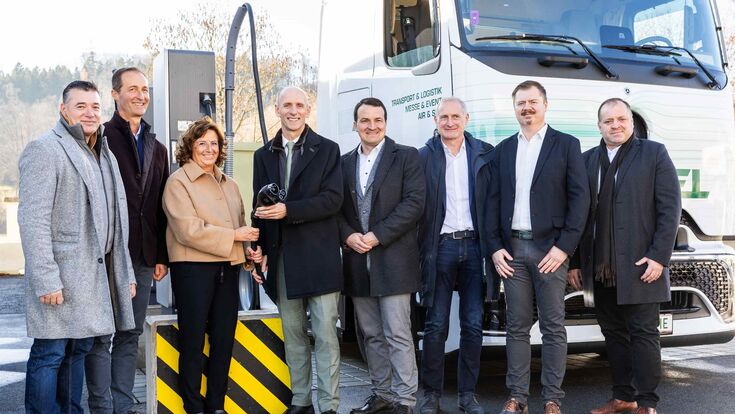 Anton Reicht (Solarel GmbH), Hagen Temmel (Herbert Temmel GmbH), Christa Zengerer (ACstyria), Wirtschaftslandesrat Willibald Ehrenhöfer, Stefan Hierzenberger (Mayr-Melnhof), Manfred Kleinschuster (Tricom), Martin Treffer (Herbert Temmel GmbH), Günther Bulla (Herbert Temmel GmbH) vor einem E-Truck beim Laden