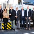 Anton Reicht (Solarel GmbH), Hagen Temmel (Herbert Temmel GmbH), Christa Zengerer (ACstyria), Wirtschaftslandesrat Willibald Ehrenhöfer, Stefan Hierzenberger (Mayr-Melnhof), Manfred Kleinschuster (Tricom), Martin Treffer (Herbert Temmel GmbH), Günther Bulla (Herbert Temmel GmbH) vor einem E-Truck beim Laden