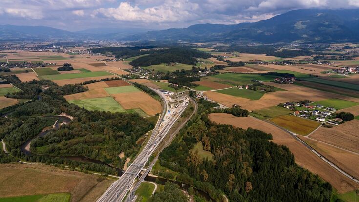 Luftansicht auf den Koralmtunnel in St. Paul in Kärnten inmitten weiter Landschaft