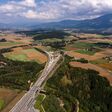 Luftansicht auf den Koralmtunnel in St. Paul in Kärnten inmitten weiter Landschaft