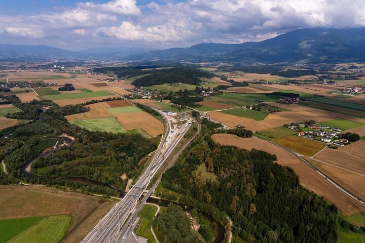 Luftansicht auf den Koralmtunnel in St. Paul in Kärnten inmitten weiter Landschaft