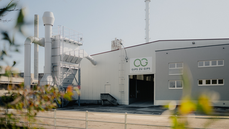 Außenansicht auf Gips-zu-Gips-Recyclingwerk des Baukonzerns Porr in Stockerau, Niederösterreich
