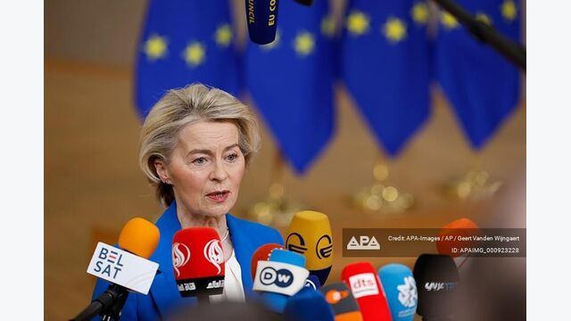 EU-Kommissionspräsidentin Ursula von der Leyen spricht vor mehreren Mikrofonen im Dezember 2025