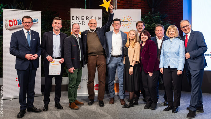 Das Team von Schachinger Logistik mit dem Preis "Energie Star" des Landes Oberösterreich