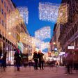 Viele Menschen abends in der Wiener Innenstadt unter Weihnachtsbeleuchtung