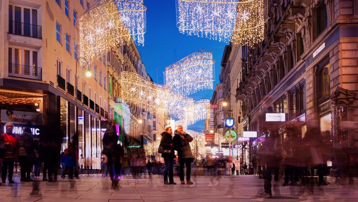 Viele Menschen abends in der Wiener Innenstadt unter Weihnachtsbeleuchtung