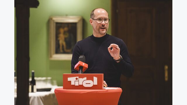 Tirols Tourismus Landesrat Mario Gerber spricht an einem Stehtisch beim Neujahrsausblick 2026 im Urichhaus