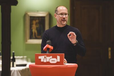 Tirols Tourismus Landesrat Mario Gerber spricht an einem Stehtisch beim Neujahrsausblick 2026 im Urichhaus