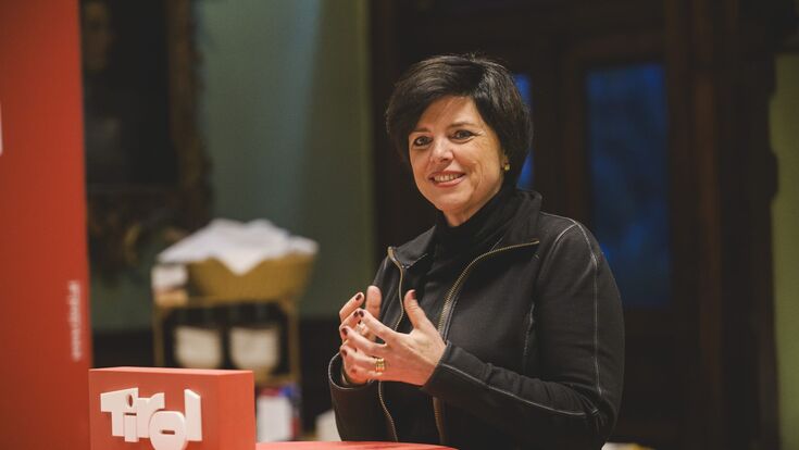 Tirol Werbung Geschaeftsfuehrerin Karin Seiler spricht an einem Stehtisch beim Neujahrsausblick 2026 im Urichhaus