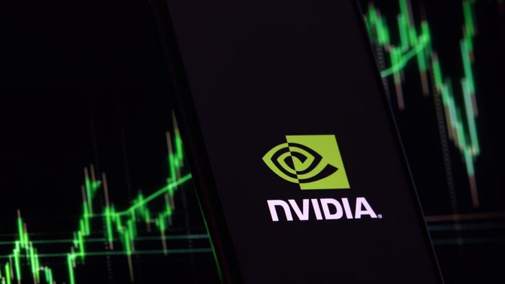 logo des konzern nvidia auf dunklem hintergrund mit börsenkursen