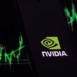 logo des konzern nvidia auf dunklem hintergrund mit börsenkursen