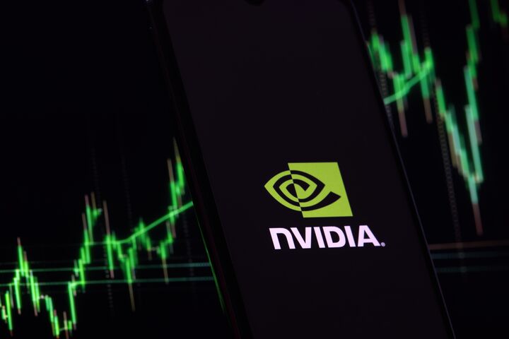 logo des konzern nvidia auf dunklem hintergrund mit börsenkursen