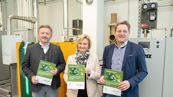 Anton Berger, Innungsmeister der Sanitär-, Heizungs- und Lüftungstechniker, WKO Steiermark Vizepräsidentin Gabi Lechner und Nachhaltigkeitsexperte Andreas Gumpetsberger präsentieren die Pilotstudie „CO2-Vergleich von Heizsystemen“