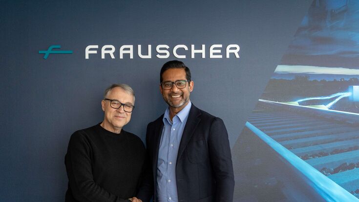 Michael Thiel, ehemaliger CEO Frauscher Sensor Technology, schüttelt Mayank Tripathi, seit 2026 Vice President & General Manager von Frauscher, die Hand