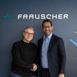 Michael Thiel, ehemaliger CEO Frauscher Sensor Technology, schüttelt Mayank Tripathi, seit 2026 Vice President & General Manager von Frauscher, die Hand