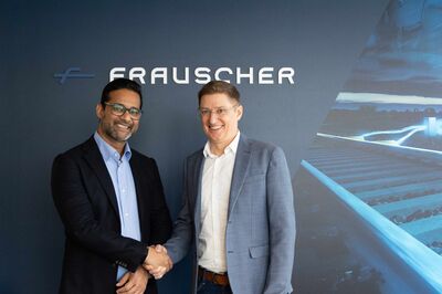 Mayank Tripathi, Vice President & General Manager von Frauscher schüttelt Gerald Buchinger, COO Frauscher Sensor Technology und Geschäftsführer Frauscher Österreich, die Hand