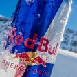 red bull dose leicht mit schnee bedeckt mit winterlandschaft im hintergrund
