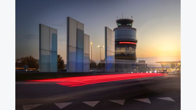 Kreisverkehr beim Tower am Flughafen Graz in der Dämmerung.