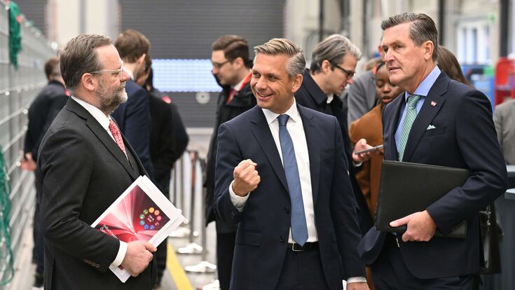 Staatssekretär Josef Schellhorn (NEOS), Wirtschaftsminister Wolfgang Hattmannsdorfer (ÖVP) und Infrastrukturminister Peter Hanke (SPÖ) am Freitag, 16. Jänner 2026, anl. der PK des Wirtschaftsministeriums "Industriestrategie Österreich 2035" in Wien.