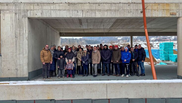 Viele Menschen im Rohbau bei der Gleichenfeier für das Büro- und Gesundheitszentrum Stattegg in der Steiermark