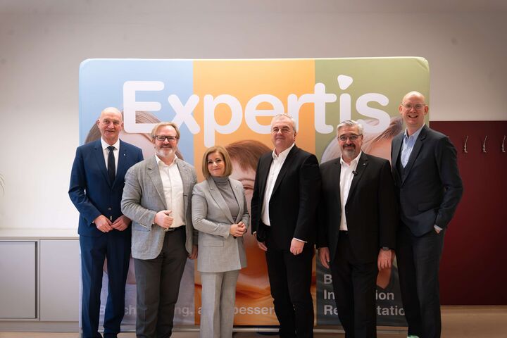 Pressekonferenz der BBRZ-Gruppe, wie sie zur Dachmarke Expertis wird: Landesrat Christian Dörfel, CEO Starlim Spritzguß GmbH Thomas Bründl,
CEO Expertis Gruppe Manfred Bauer, AK OÖ Präsident Andreas Stangl, AMS-Landesgeschäftsführerin Iris Schmidt, Stadtrat für Wirtschaft Thomas Gegenhuber.