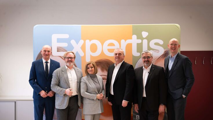 Pressekonferenz der BBRZ-Gruppe, wie sie zur Dachmarke Expertis wird: Landesrat Christian Dörfel, CEO Starlim Spritzguß GmbH Thomas Bründl,
CEO Expertis Gruppe Manfred Bauer, AK OÖ Präsident Andreas Stangl, AMS-Landesgeschäftsführerin Iris Schmidt, Stadtrat für Wirtschaft Thomas Gegenhuber.