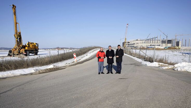 Christian Kolarik, Bürgermeister von Kronstorf, Obmann INKOBA Kronstorf-Hargelsberg & Sprecher Powerregion Enns-Steyr, Wirtschafts-Landesrat Markus Achleitner und Martin Gruber, Landeshauptmann-Stellvertreter von Kärnten auf dem Gelände der INKOBA Kronstorf-Hargelsberg.
