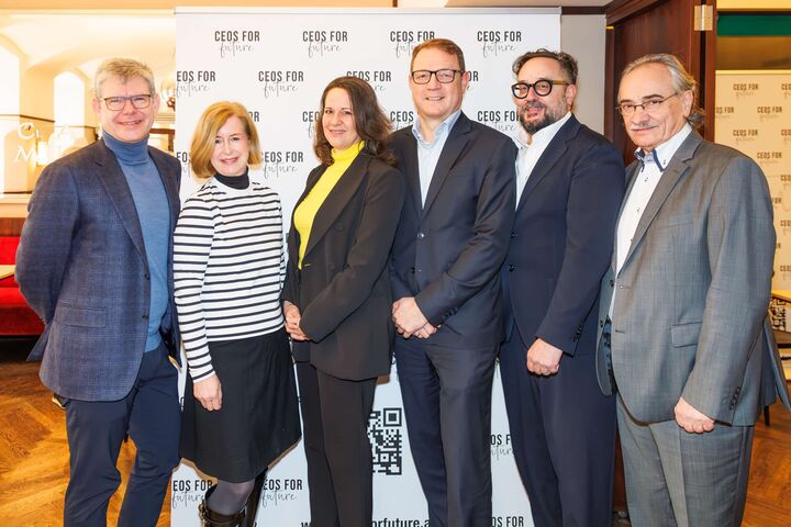 Gruppenfoto beim CEOS FOR FUTURE Hintergrundgespräch jänner 2026 zu Digitalisierung & KI: Rudolf Schrefl, Birgit Kraft-Kinz, Christiane Brunner, Marco Porak, Martin Schiefer, Karl Kienzl