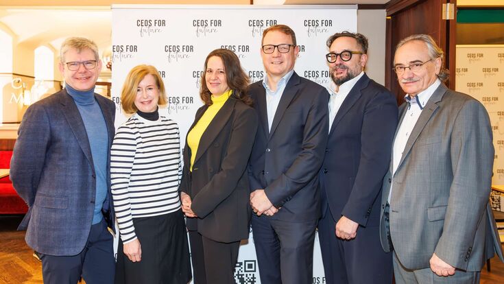 Gruppenfoto beim CEOS FOR FUTURE Hintergrundgespräch jänner 2026 zu Digitalisierung & KI: Rudolf Schrefl, Birgit Kraft-Kinz, Christiane Brunner, Marco Porak, Martin Schiefer, Karl Kienzl