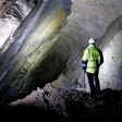 Rückenansicht auf Person in Schutzkleidung im Bergwerk Wolfsberg in Kärnten