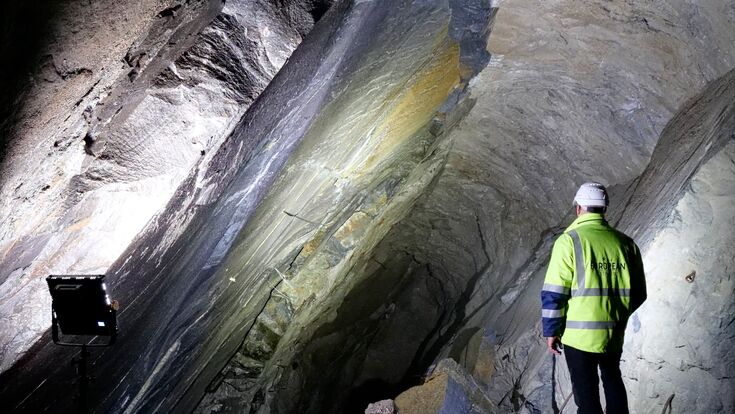 Rückenansicht auf Person in Schutzkleidung im Bergwerk Wolfsberg in Kärnten