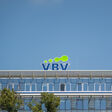 Außenansicht auf den Hauptsitz der VBV-gruppe in Wien mit Logo