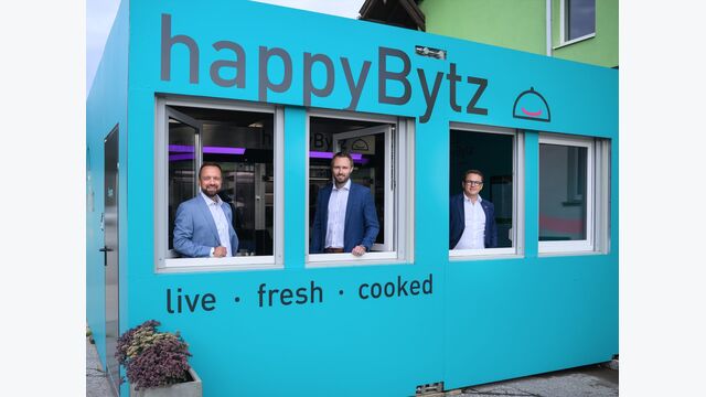 Lorenz Wedl, Klaus Mantl und Andreas Giner schauen aus einem happy bytz lokal