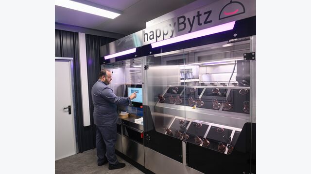 Mann bedient roboterassistierten Küchenassistent von happyBytz