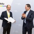 Franz Moser erhält auf der Biomasse Konferenz 2026 in Graz Auszeichnung von Norbert Totschnig