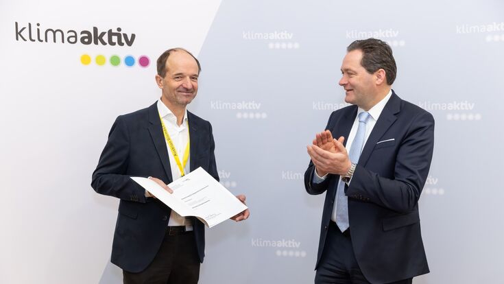 Franz Moser erhält auf der Biomasse Konferenz 2026 in Graz Auszeichnung von Norbert Totschnig