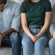 mehrere beweber, gesichter nicht sichtbar, sitzen nebeneinander auf einer langen bank