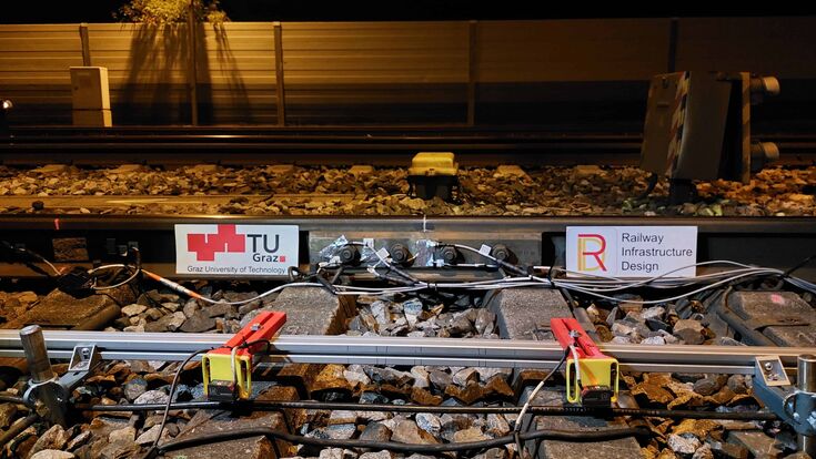 Nahaufnahme von Tests an Isolierstößen an Schienen durch TU Graz