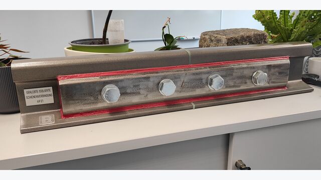 Schaustück eines Isolierstoßes am Institut für Eisenbahn-Infrastrukturdesign der TU Graz.