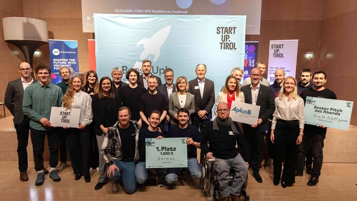 Landesrat Mario Gerber, StartUp.Tirol-Geschäftsführerin Lisa Spöck mit den neun Startup-Teams und der Jury des dritten StartUp.Tirol Demo Days.