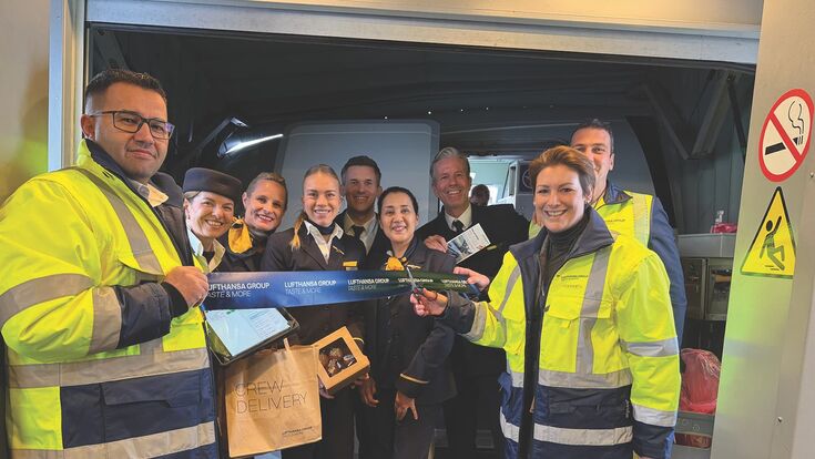 Das Projektteam der Lufthansa Group Taste & More GmbH und Crewmitglieder der Lufthansa Group beim Launch der neuen Vorfeldversorgung.